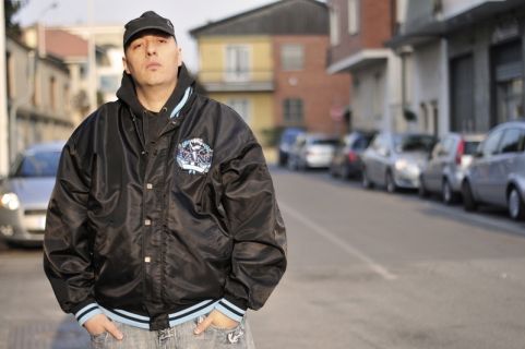 Rapper torinese si esibirà al Cartella ancora sotto sequestro