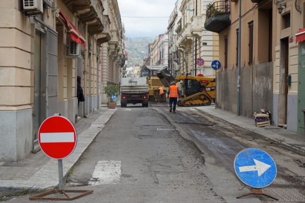 Comune di Reggio Calabria, rifacimento pozzetti e manto stradale in via Del Torrione