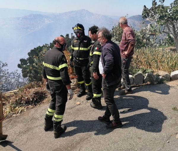 Motta S. Giovanni, incendio minaccia abitazioni