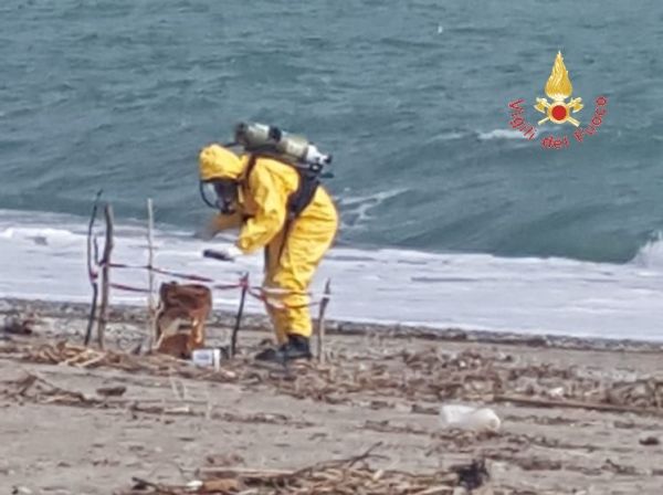 Vigili del Fuoco Catanzaro, fusto rinvenuto sulla spiaggia