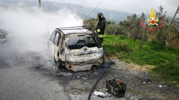 Vigili del Fuoco Catanzaro, incendio autovettura a Tiriolo