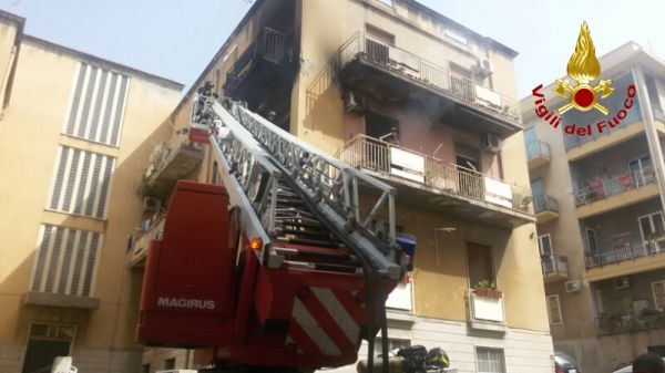 Vigili del Fuoco di Reggio Calabria spengono incendio in abitazione