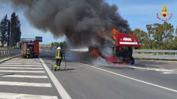 Vigili del Fuoco intervengono per spegnere incendio Autobus