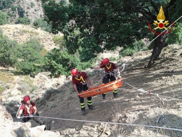Vigili del fuoco recuperano corpo di persona a Roghudi