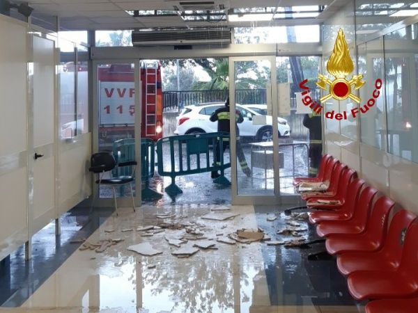 Vigili del Fuoco Reggio Calabria, crollo pannelli ospedale di Locri