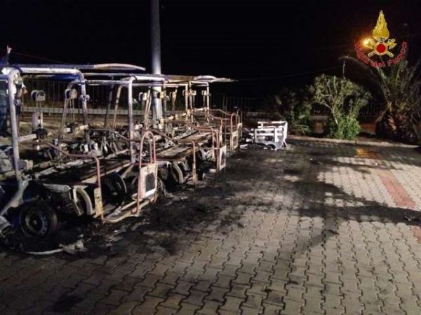Gerace (RC), incendiate 10 Golf elettriche di proprietà del comune