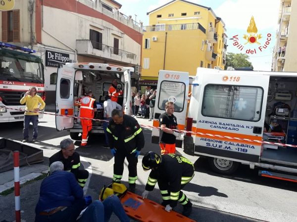 Vigili del Fuoco Catanzaro, crollo di un balcone