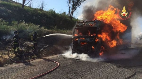 Vigili del Fuoco Lamezia, incendio autoarticolato
