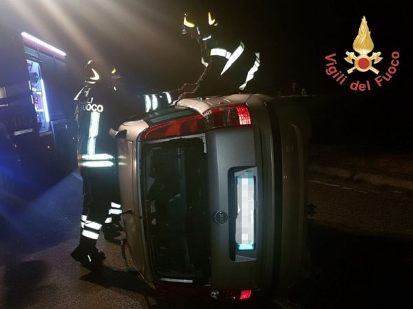 Vigili del Fuoco Soverato, automobile ribaltata